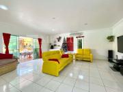 Confortável Residência com 4 Suítes e Área de Lazer no...