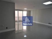 Conjunto comercial ao lado do metrô