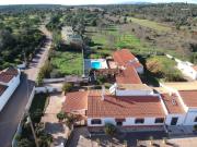 Conjunto de duas moradias com 7 quartos e piscina