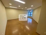 Conjunto de salas com área total de 102,80m², a uma...