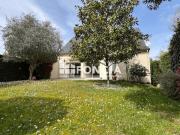 Construction traditionnelle elevee sur vaste sous sol...