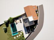 Construído com Projeto para uma Moradia Moderna de 2...