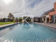 Contemporaine très au calme et sa grande piscine 225m²...