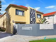 Contemporary Beachside Living – Spacious 3 Bedroom...