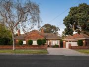 Contemporary Charm with Central Brighton Convenience