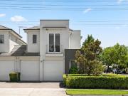 Contemporary Comfort between City & Coast