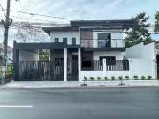 CONTEMPORARY DESIGN HOUSEAND LOT FOR SALE IN BF HOMES...