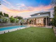 Contemporary Hamptons Living, Steps from Chirn Park