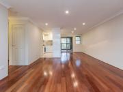 CONTEMPORARY LARGE SCALE APARTMENT IN TRENDY INNER CITY...