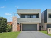 Contemporary lifestyle in central Lighthouse Beach