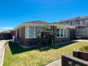 Contemporary Living, Close to Beach!