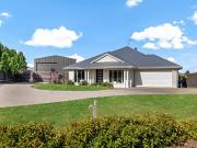 Contemporary Luxury in a Peaceful Family Location