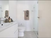 Contemporary NE facing apartment w/ rooftop views