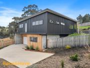 Contemporary Style, Semi Rural Outlook & Family Friendly...