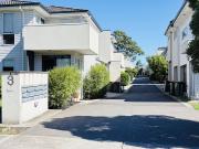 Contemporary Townhouse Near Train & Shopping