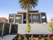 CONTEMPORARY TWO BEDROOM APARTMENT IN ST KILDA EAST!