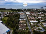 Convenient Coastal Living Walk to Shops & Beach