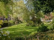 Convenient studio flat with communal garden access to...