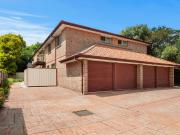 Conveniently located unit, close to amenities