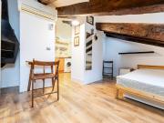 Coqueto estudio abuhardillado con muebles y equipado... Coqueto estudio abuhardillado con muebles y equipado...
