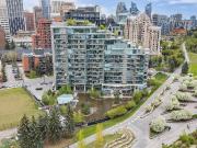 CORNER UNIT | 10' CEILINGS, | CITY SKYLINE & RIVER...