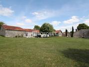 Corps de ferme avec dépendances et jardin