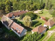 Corps de ferme avec dépendances et jardin