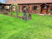 Corps de ferme avec dépendances et jardin