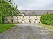 Corps de ferme avec dépendances et jardin