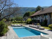 Corps de ferme avec jardin et piscine