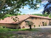 Corps de ferme avec jardin et piscine
