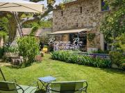 Corps de ferme avec jardin et piscine