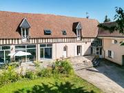 Corps de ferme avec jardin et piscine