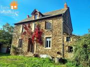 Corps de ferme avec maison en pierre, dépendances et 2,5...