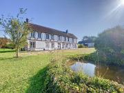 Corps de ferme dans village normand