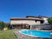 Corps de ferme en partie rénové avec piscine surface...
