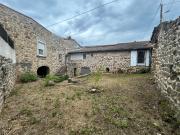 Corps de ferme en pierre avec terrain à vendre...