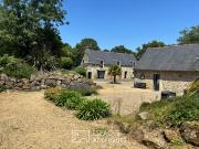 Corps de ferme et ses 10 écolodges lovés dans un écrin...