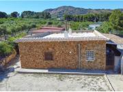 Cortijo con piscina y tierra cultivada