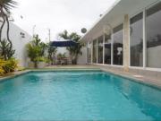 COSTA DE ORO: CONTEMPORANEA CASA CON PISCINA A 1 TERRENO...