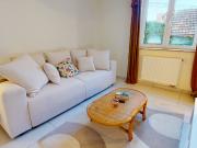 Cosy 1 Bedroom Apartment with Mountain Views and Ideal... Cosy 1 Bedroom Apartment with Mountain Views and Ideal...