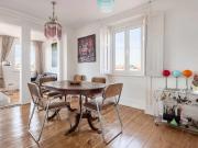 Cosy 2 bed flat w/desk in Arroios