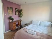 Cosy 2 Bed Home with Private Garden