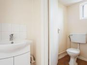 Cosy bedroom in 9 bedroom flat near Kilburn metro...