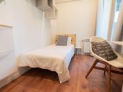 Cosy double bedroom in a 7 Bedroom apartment, in Pl....