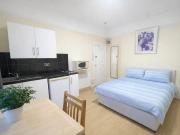 Cosy Double Bedsit with Built In Wardrobe