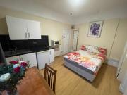 Cosy Double Bedsit with Built In Wardrobe, SW3