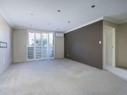 Cosy one bedder with resort style facilities