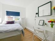 Cosy studio flat to rent in Cricklewood, London
