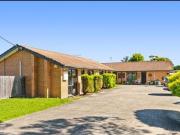 Cosy unit, centrally located !